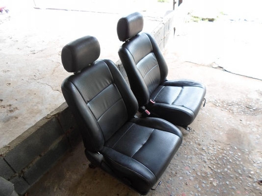 เบาะหนังรถยนต์ toyota 3ห่วง หนังดำด้ายแดง หน้าและหลัง