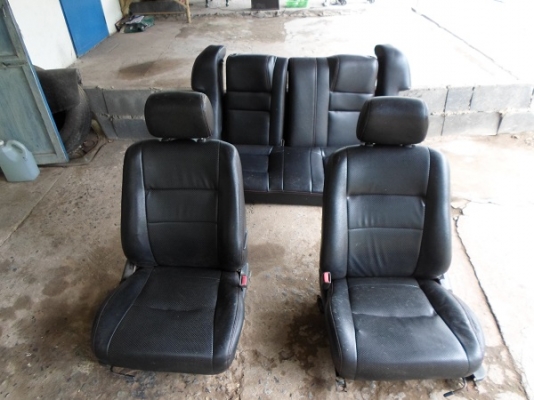 เบาะหนังรถยนต์ toyota 3ห่วง หนังดำด้ายแดง หน้าและหลัง