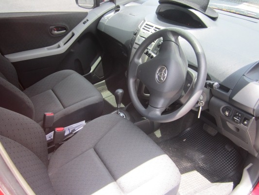 ขายด่วน Toyota Yaris 1.5J ปี 2010 เกียร์ auto สวยๆครับ