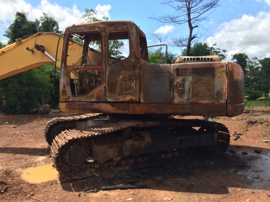 ขายอะใหล่ตัด KOMATSU PC 200 รุ่น 7   บูมอาร์ม เฟรม เครื่อง ตัวเดิน โซ๋ ใบแทรค ทะเบียน และอุปกรณ์อื่นๆ