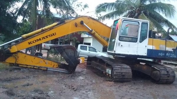 KOMATSU PC200-5 ไฟฟ้าตัดเครื่องปั้มดี ช่วงล่างเต็ม KOMATSU PC200-5 ไฟฟ้าตัดเครื่องปั้มดี ช่วงล่างเต็ม