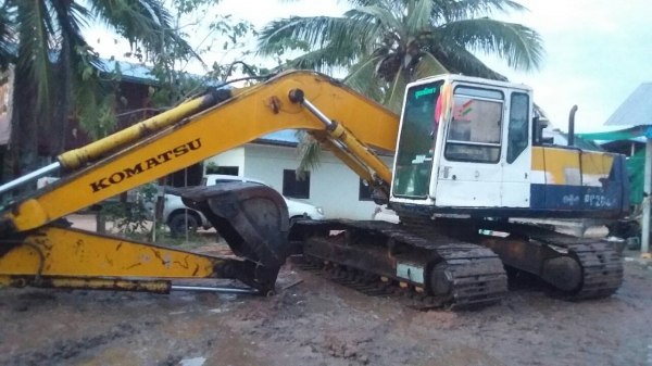 KOMATSU PC200-5 ไฟฟ้าตัดเครื่องปั้มดี ช่วงล่างเต็ม KOMATSU PC200-5 ไฟฟ้าตัดเครื่องปั้มดี ช่วงล่างเต็ม