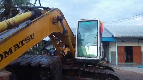 KOMATSU PC200-5 ไฟฟ้าตัดเครื่องปั้มดี ช่วงล่างเต็ม KOMATSU PC200-5 ไฟฟ้าตัดเครื่องปั้มดี ช่วงล่างเต็ม