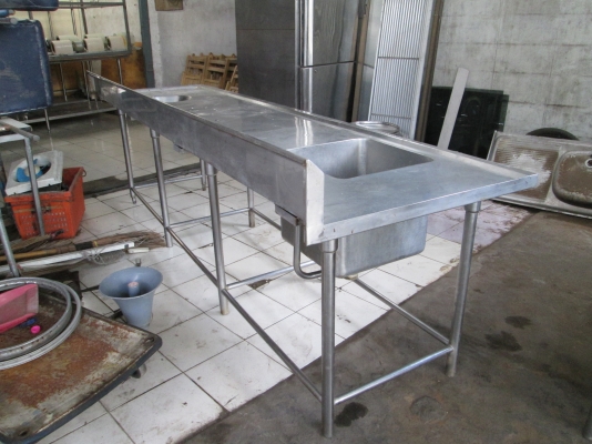 โต๊ะเตรียมแสตนเลส  มีชิงค์ หนา  สภาพดีมาก  ราคานิดเดียว