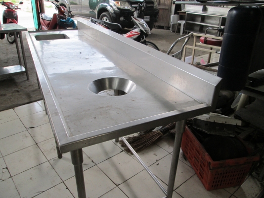 โต๊ะเตรียมแสตนเลส  มีชิงค์ หนา  สภาพดีมาก  ราคานิดเดียว