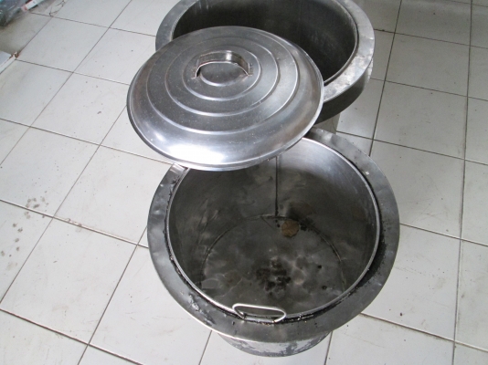 หม้อแสตนเลส  ตามรูปครับ   สภาพดีหนาแข็งแรง ขายถูกๆครับ