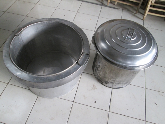 หม้อแสตนเลส  ตามรูปครับ   สภาพดีหนาแข็งแรง ขายถูกๆครับ
