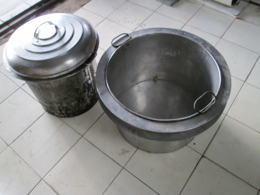 หม้อแสตนเลส  ตามรูปครับ   สภาพดีหนาแข็งแรง ขายถูกๆครับ