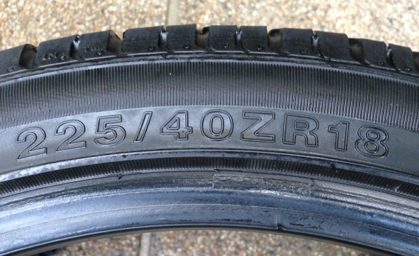 ยางคู่ Sunny 225 40 18 ปลายปี13 ดอกเต็ม ยางคู่ Sunny 225 40 18 ปลายปี13 ดอกเต็ม