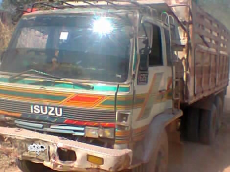 ISUZU JUMBO วางเครื่อง 195 HP HO7D สิบล้อดั๊มพ์ 2 เพลา ช่วงล่างใหญ่ของจัมโบ้ 200 แท้ วางหัวร็อกกี้สภาพดีภานในเก๋งคอนโซลครบ พวงมาลัยเพาเวอร์ เบรคทริ๊ปฟี้ กระบะดั๊มพ์เหล็ก 12 ตันสภาพดีไม่มีผุช่วงล่างคัชซีไม่แตกไม่มีดาม เอกสารทะเบียนครบถูกต้อง ราคาต่อรองได้ค