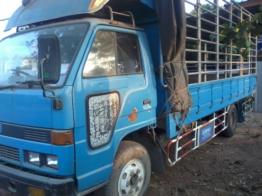 ฝากนำเสนอหกล้อเครื่องอีซูซุ 110ฝาดำNBR กระบะคาโก้ยาว 5เมตร ปูทำเหล็กแผ่นเรียบเต็มกระบะคอกเหล็กแป็ปน้ำขนาดนิ้วครึ่งสภาพเรียบร้อยหมดจด