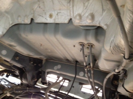 รถฮีโน่ 6 ล้อ หลังถนน FC4J  170 แรงม้า  ติดเฮี้ยบ 3 ตัน ปี 48  สนใจติดต่อ 081 - 6079515