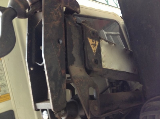 รถฮีโน่ 6 ล้อ หลังถนน FC4J  170 แรงม้า  ติดเฮี้ยบ 3 ตัน ปี 48  สนใจติดต่อ 081 - 6079515