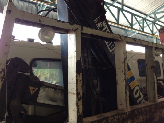 รถฮีโน่ 6 ล้อ หลังถนน FC4J  170 แรงม้า  ติดเฮี้ยบ 3 ตัน ปี 48  สนใจติดต่อ 081 - 6079515