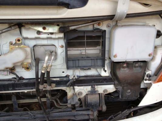 รถฮีโน่ 6 ล้อ หลังถนน FC4J  170 แรงม้า  ติดเฮี้ยบ 3 ตัน ปี 48  สนใจติดต่อ 081 - 6079515