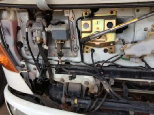 รถฮีโน่ 6 ล้อ หลังถนน FC4J  170 แรงม้า  ติดเฮี้ยบ 3 ตัน ปี 48  สนใจติดต่อ 081 - 6079515