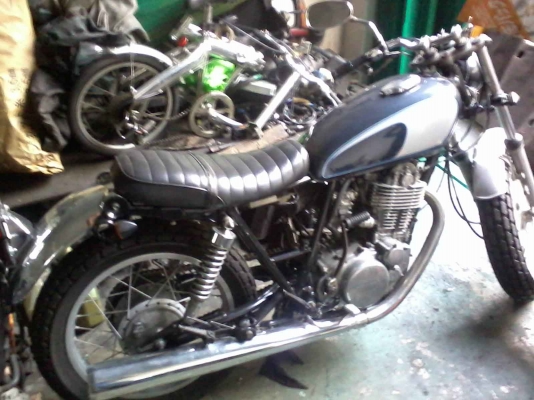 ขาย  yamaha SR 400 แนวๆแรงด้วยคาร์บูแฟลสไลด์ประกอบใหม่มือ 1 เมืองไทยครับ