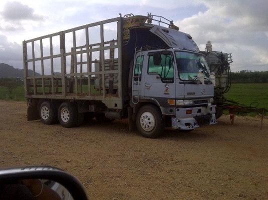 รถฮีโน่ 10 ล้อ รั่ว  KT925 เปลื่ยนเครื่อง 195 แรงม้า   สนใจติดต่อ 081 - 6079515