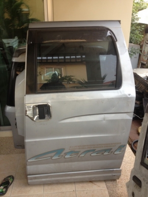 ขายชุดประตู รถตู้เล็กs230g ตัวtop 5บานครบๆ