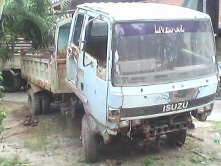 ขาย 6 ล้อดั้ม ISUZU ROCKY 6BG1- 175 แรง ดั้ม 6 ตัน กระบะ 4.0 เมตร ยาง 8.25 ขอบ 16 ปะผุแล้วรอทำสีใช้งานได้ปกติขาย 570000 ทำสีใหม่ทั้งคันขาย 650000