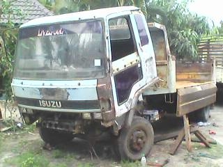 ขาย 6 ล้อดั้ม ISUZU ROCKY 6BG1- 175 แรง ดั้ม 6 ตัน กระบะ 4.0 เมตร ยาง 8.25 ขอบ 16 ปะผุแล้วรอทำสีใช้งานได้ปกติขาย 570000 ทำสีใหม่ทั้งคันขาย 650000