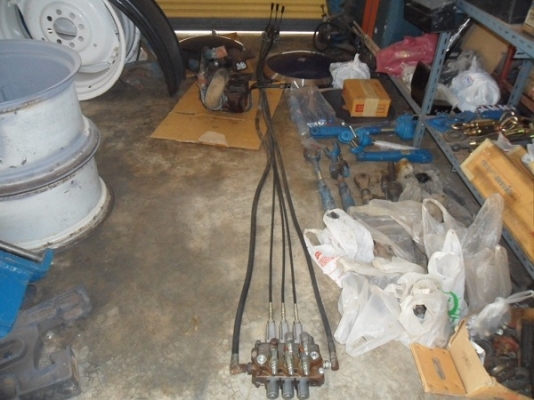 ขาย ชุดตักหน้ารถไถฟอร์ด 6610 ตรงรุ่น ยี่ห้อBOMFORD B3512อุปกรณ์ครบติดตั้งได้เลยครับ