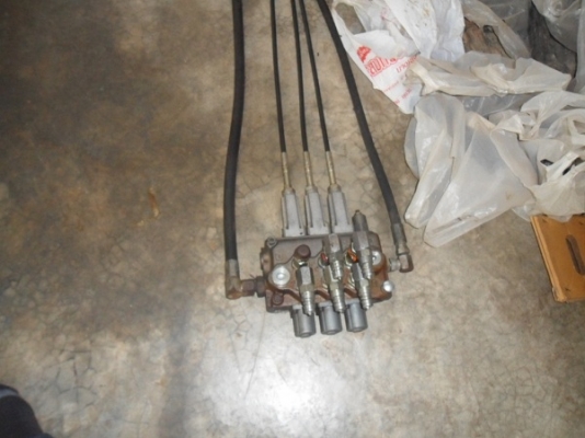 ขาย ชุดตักหน้ารถไถฟอร์ด 6610 ตรงรุ่น ยี่ห้อBOMFORD B3512อุปกรณ์ครบติดตั้งได้เลยครับ