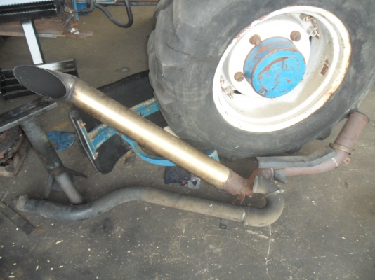 ต้องการซื้อเขาควายไอเสียรถไถฟอร์ด8210 6สูบท่านใดมีไม่ได้ใช้ ขอซื้อต่อครับ