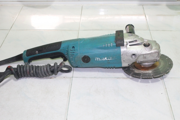 เครื่องเจียร์ยี่ห้อmakita รุ่นGA9020 ขนาด9" กำลัง2200วัตต์พร้อมใช้ครับ