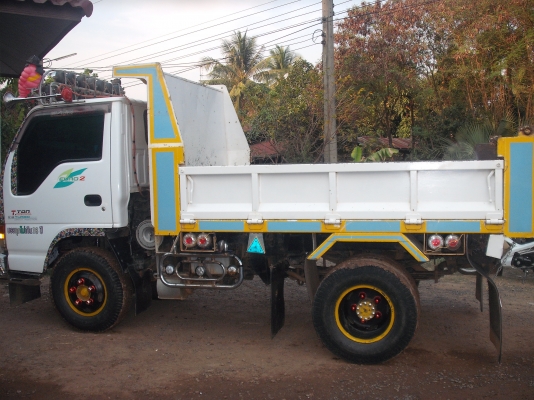 รถบรรทุก 6 ล้อดั๊มพ์ ยี่ห้อ ISUZU