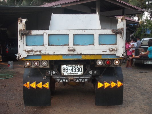 รถบรรทุก 6 ล้อดั๊มพ์ ยี่ห้อ ISUZU