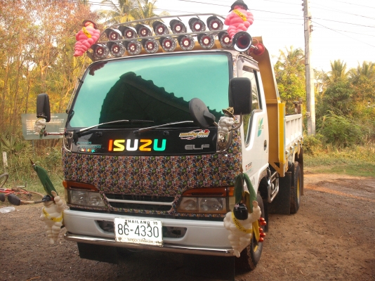 รถบรรทุก 6 ล้อดั๊มพ์ ยี่ห้อ ISUZU