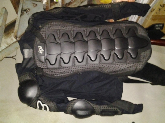 ขายเสื้อเกราะอ่อนFOX + หมวกกันน๊อคINDEX มือสองสภาพดีมาก ขายเสื้อเกราะอ่อนFOX + หมวกกันน๊อคINDEX มือสองสภาพดีมาก