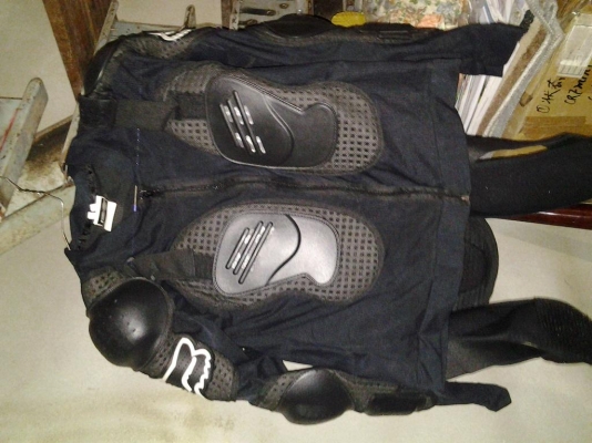 ขายเสื้อเกราะอ่อนFOX + หมวกกันน๊อคINDEX มือสองสภาพดีมาก