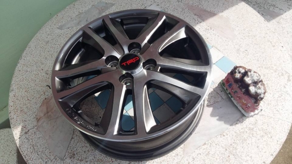 ขายล้อแม็ก yaris trd 15" สนใจติดต่อเล็กคลองสามครับ 081-3747940