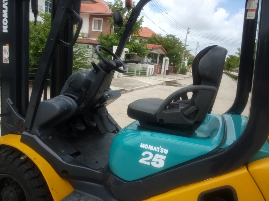 ขายฟอร์คลิฟท์โคมัตสุดีเซลขนาด 2.5 ตันเกียร์ออโต้รุ่น FD25-16 สนใจ 081-3535-948