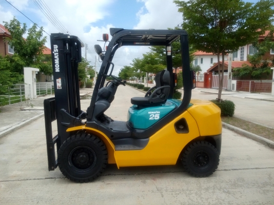 ขายฟอร์คลิฟท์โคมัตสุดีเซลขนาด 2.5 ตันเกียร์ออโต้รุ่น FD25-16 สนใจ 081-3535-948