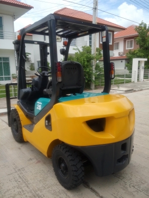 ขายฟอร์คลิฟท์โคมัตสุดีเซลขนาด 2.5 ตันเกียร์ออโต้รุ่น FD25-16 สนใจ 081-3535-948