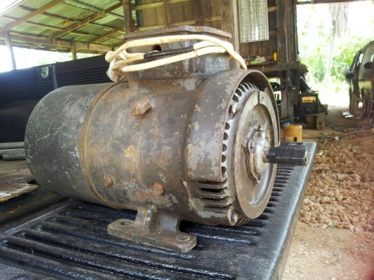 ไดปั่นไฟ 3 กิโลวัตต์อังกฤษครับสภาพเดิมๆครับพร้อมใช้งานทดลองเครื่องแล้วครับ  ขนาด 3 กิโลครับ เมคอินอิงแลนแท้ครับ  สวยๆครับตัวนี้พึ่งถอดจาดเครื่องเดิมมาครับ  ราคานี้คุ้มครับ