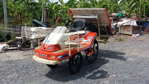 รถปลูกข้าวนั่งขับ KUBOTA  รุ่น SPA4 (3) ดำนา 4 แถว  พร้อมกล่องหยอดปุ๋ยด้านท้าย  เก่าญี่ปุ่น