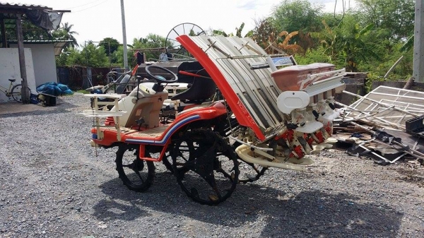 รถปลูกข้าวนั่งขับ KUBOTA  รุ่น SPA4 (3) ดำนา 4 แถว  พร้อมกล่องหยอดปุ๋ยด้านท้าย  เก่าญี่ปุ่น