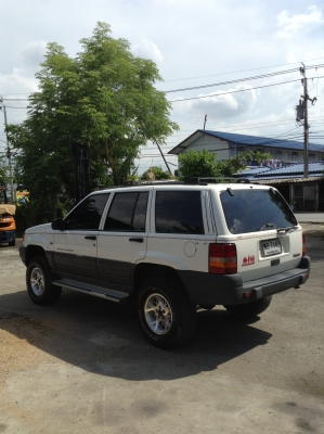 +++ ขายรถ JEEP GRAND CHEROKEE  เครื่องยนต์เบนซิน  ติดแก๊ส  เกียร์ออโตเมติค  ยกสูง  เครื่องดี  เกียร์ดี   เบาะหนัง   ยาง BF31  สนใจ โทร. 081-659-7598  +++