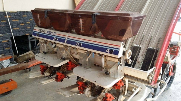 รถปลูกข้าวนั่งขับ KUBOTA รุ่น S1-400R (2) เก่าญี่ปุ่น พร้อมกล่องหยอดปุ๋ยด้านท้าย ดำนา 4 แถว สภาพสวย