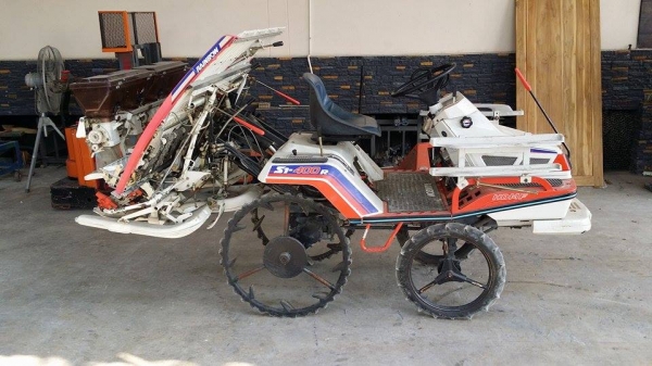 รถปลูกข้าวนั่งขับ KUBOTA รุ่น S1-400R (2) เก่าญี่ปุ่น พร้อมกล่องหยอดปุ๋ยด้านท้าย ดำนา 4 แถว สภาพสวย