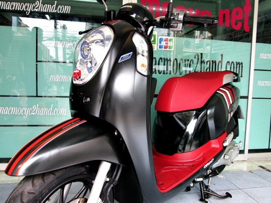 scoopy i สีดำด้าน ลายใหม่ล่าสุดโฉมปัจจุบัญ ล้อแมกซ์ ตัวท๊อปสุด รถเดือน กุมภาพันธ์ ปี 58 ไมล์ 1 พันโล  แถม 4 รายการ 42900