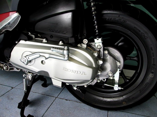 scoopy i สีดำด้าน ลายใหม่ล่าสุดโฉมปัจจุบัญ ล้อแมกซ์ ตัวท๊อปสุด รถเดือน กุมภาพันธ์ ปี 58 ไมล์ 1 พันโล  แถม 4 รายการ 42900