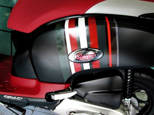 scoopy i สีดำด้าน ลายใหม่ล่าสุดโฉมปัจจุบัญ ล้อแมกซ์ ตัวท๊อปสุด รถเดือน กุมภาพันธ์ ปี 58 ไมล์ 1 พันโล  แถม 4 รายการ 42900