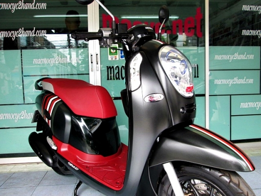 scoopy i สีดำด้าน ลายใหม่ล่าสุดโฉมปัจจุบัญ ล้อแมกซ์ ตัวท๊อปสุด รถเดือน กุมภาพันธ์ ปี 58 ไมล์ 1 พันโล  แถม 4 รายการ 42900