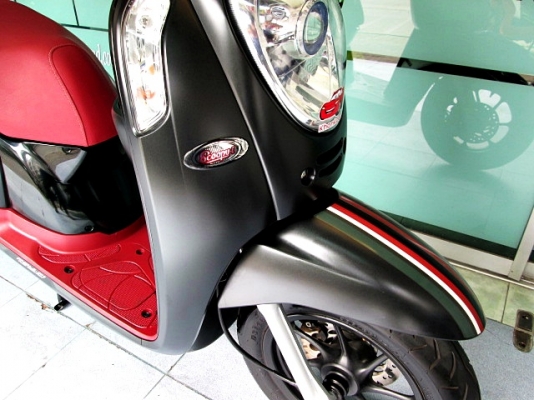 scoopy i สีดำด้าน ลายใหม่ล่าสุดโฉมปัจจุบัญ ล้อแมกซ์ ตัวท๊อปสุด รถเดือน กุมภาพันธ์ ปี 58 ไมล์ 1 พันโล  แถม 4 รายการ 42900