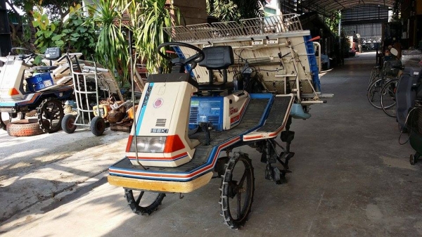 รถปลูกข้าวนั่งขับ ISEKI   รุ่น PA500D  เก่าญี่ปุ่น พร้อมกล่องหยอดปุ๋ยด้านท้าย ดำนา 5 แถว สภาพสวย